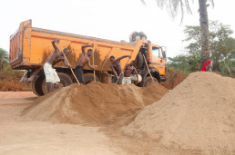 Sand mining by miners belonging to Société coopérative simplifier des sableures de belabo (SEABEL), Belabo