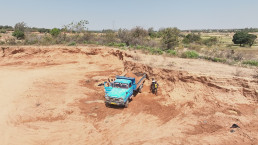 This artisanal sand mining site in Singida illustrates the role of basic mine-planning practices - such as defining extraction zones, stabilizing pit walls, and organizing waste placement - in reducing safety risks and harm to the environment. These measures support safer working conditions for miners and help protect the area around the site.