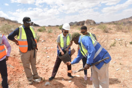 Through on-site soil testing on the outskirts of Dodoma City, a joint STAMICO/ACP-EU team determined the optimal source of laterite for manufacturing stabilized earth bricks.