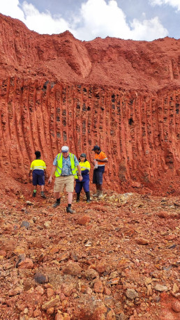Nanise Sokoand Wame Macedru (MRD) with Rigieta and Robert collecting clay samples and logging GPS coordinates 