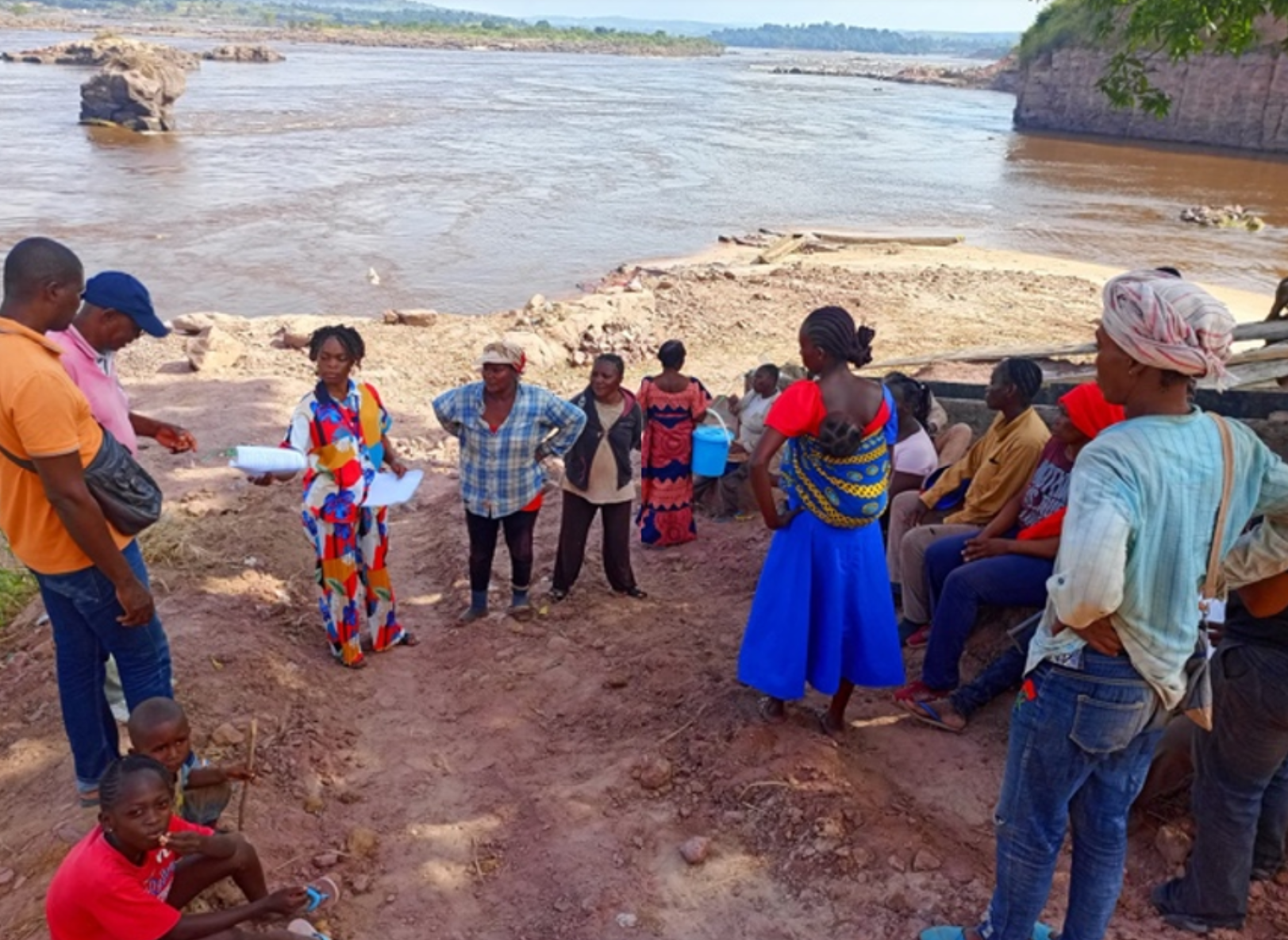 Miners from the Kombe quarry, on the banks of the Congo River, take part in a focus group discussion during the gender-based mapping of artisanal and small-scale mining in Congo (Brazzaville), sharing experiences from their daily work and discussing priorities to support safer and more inclusive mining practices.