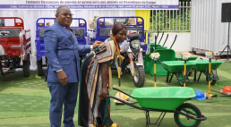 A Representative of the Ministry of Small and Medium-size Enterprises (ASMs) hands out individual protective equipment to programme beneficiaries