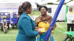 A Representative of the Ministry of Small and Medium-size Enterprises (ASMs) hands out individual protective equipment to programme beneficiaries