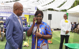 A Representative of the Ministry of Small and Medium-size Enterprises (ASMs) hands out individual protective equipment to programme beneficiaries