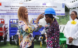 The Representative of the Minister of Small and Medium-Sized Enterprises hands out individual protective equipment to programme beneficiaries.