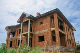 A building made with stabilized earth bricks (SEB) by Major BTP, an enterprise trained in eco-construction and stabilized earth brick techniques.