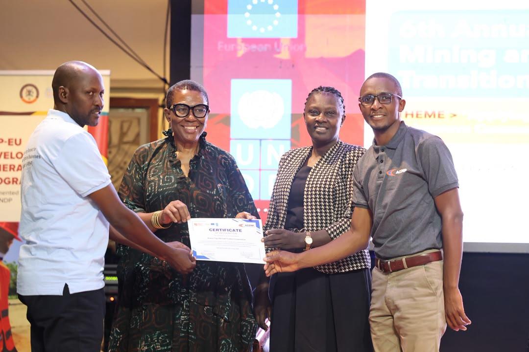 Ms. Nwanne Vwede-Obahor giving a certificate of recognition to a cooperative during the 6th Annual Great Lakes Mining and Energy Transition Mkutano